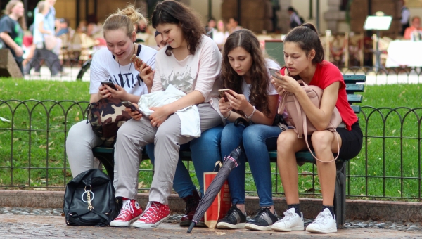 Interdire les réseaux sociaux aux moins de 15 ans en Suisse : l'idée ne convainc pas les milieux concernés par la problématique